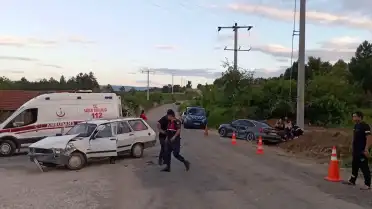 Bilecik Yenipazar'da İki Otomobil Çarpıştı: 10 Yaralı