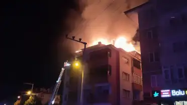 Bolu'da Apartman Çatı Katında Yangın: Kullanılamaz Hale Geldi