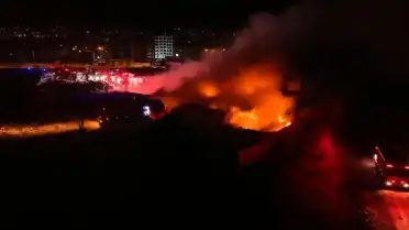 Bursa Yıldırım'da geri dönüşüm tesisinde çıkan yangın dronla kaydedildi