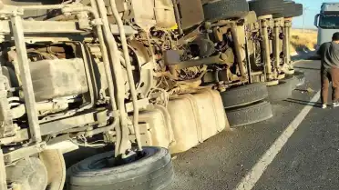 Diyarbakır-Mardin Karayolunda Tır Şarampole Devrildi: 1 Yaralı