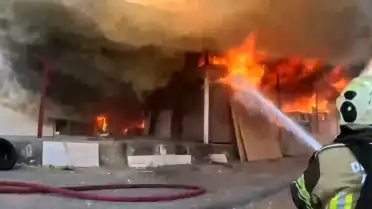 Diyarbakır'da Marangoz Atölyesinde Çıkan Yangına Müdahale Anı Kamerada