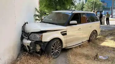 Elazığ'da kontrolden çıkan cip kaldırıma çıktı: 2 yaralı
