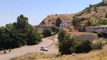 Elazığ'da Yolcu Treni Hemzemin Geçitte Otomobile Çarptı