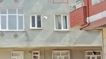 Esenler'de Korku Dolu Anlar: 3. Kat Penceresinde Yürüyen Bebek Facianın Eşiğinden Döndü
