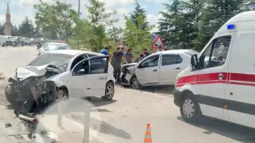 Eskişehir'de İki Otomobil Kafa Kafaya Çarpıştı: 2 Yaralı