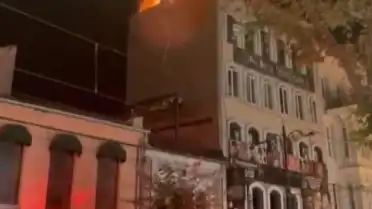 Fatih'te Bir Binanın Çatısındaki Baz İstasyonunda Yangın Çıktı