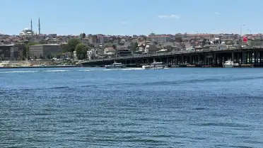 Haliç'te Tur Teknesi Köprü Ayağına Çarptı: Bir Personel Denize Düştü