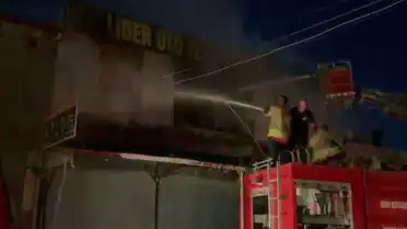 Hatay'da Sanayi Sitesindeki Depoda Çıkan Yangında 8 Kişi Dumandan Etkilendi