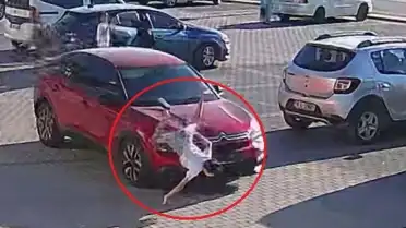 İnegöl'de çocuğun otomobilin çarpması sonucu yaralandığı kaza güvenlik kamerasına yansıdı