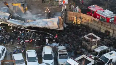 İzmir Bornova'da Yediemin Otoparkında Yangın: 62 Araç Kullanılamaz Hale Geldi
