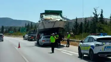 İzmir-Çeşme Otoyolu'nda Otomobil ile Tekne Taşıyan Çekici Çarpıştı
