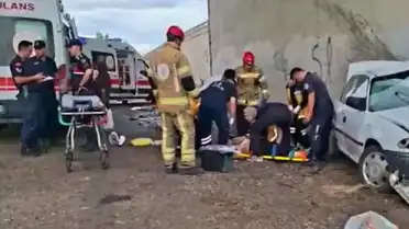 İzmir Yolu Kavşakta Trafik Kazası: 3 Ölü, 2 Yaralı