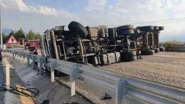 Karabük'te Kontrolden Çıkan Tır Devrildi: 1 Yaralı