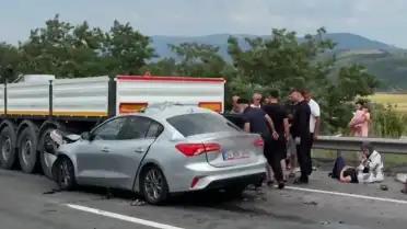 Karabük'te Trafik Kazası: Kemikli Rampalarında Otomobil TIR'a Çarptı, 1 Ölü 7 Yaralı