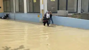 Kastamonu'da Şiddetli Yağış Sel Felaketine Yol Açtı: Tahliyeler ve Yol Kapanmaları