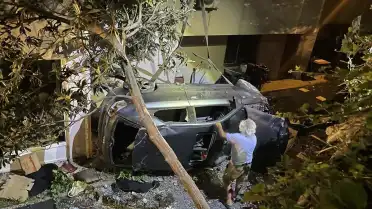 Kocaeli Gölcük'te Otomobil Apartman Boşluğuna Devrildi: 2 Yaralı