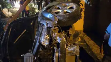 Kocaeli Gölcük'te otomobil apartman boşluğuna düştü: 2 yaralı