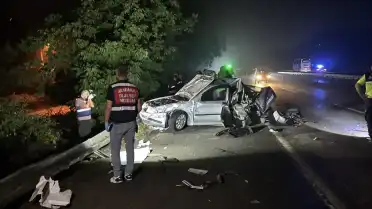 Kocaeli'de tırın arızalı otomobile çarpması sonucu 1 çocuk yaşamını yitirdi, 3 kişi yaralandı