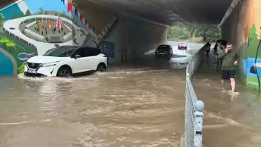Kocaeli'nde Şiddetli Sağanak Yağış: Alt Geçit Suyla Doldu