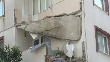 Küçükçekmece'de 5 Katlı Binanın Balkonu Çöktü: Bina Tahliye Edildi