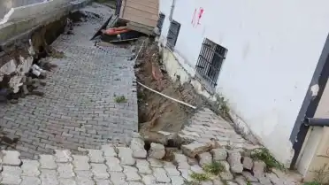 Küçükçekmece'de İnşaat Çalışması Sırasında Bina Bahçesinde Göçük: 29 Kişi Tahliye Edildi