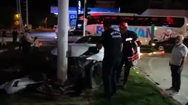 Malatya'da Trambüs Direğine Çarpan Otomobilin Sürücüsü Ambulanstan Kaçtı