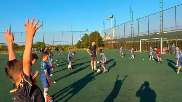 Ortahisar Belediye Başkanı Ahmet Kaya: "Çocuklarımızın yaz tatilini spor sahalarında geçirmeleri amacıyla düzenlediğimiz Yaz Spor Okulumuz devam ediyor"