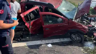 Osmaniye'de Otomobilin Bariyerlere Çarpması Sonucu 5 Kişi Yaralandı