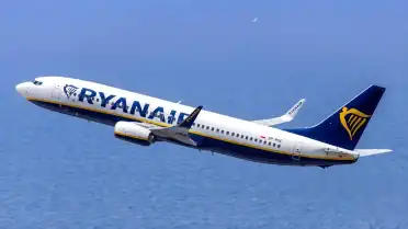 Ryanair Uçuşunda Pencere Kazası: Bir Yolcu Bacaklarından Tutularak Kurtarıldı