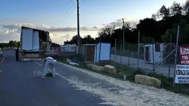 Sakarya'da Tır ile Midibüsün Çarpışması Sonucu Devrilen Araçta 13 Yaralı