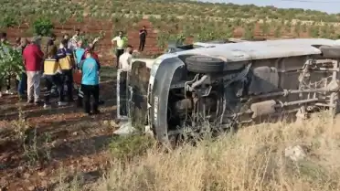 Şanlıurfa Suruç'ta Tarım İşçilerini Taşıyan Minibüs Şarampole Devrildi: 22 Yaralı