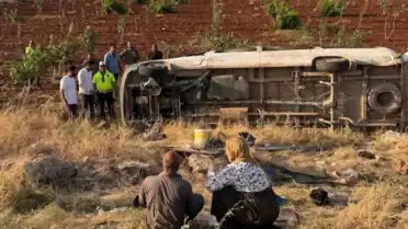 Şanlıurfa Suruç'ta Tarım İşçilerini Taşıyan Minibüs Şarampole Devrildi: 22 Yaralı