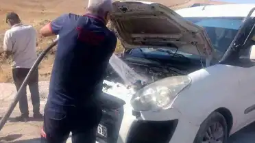 Siirt Çevre Yolu'nda Seyir Halindeki Araçta Yangın Çıktı