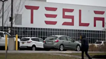 Tesla Sürücüsü Kazadan Önce Gaz Pedalına Tam Bastı: Otonom Sistem Devre Dışı Kaldı