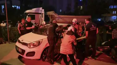 Ümraniye'de Kamyon ile Otomobil Çarpıştı: 4 Yaralı