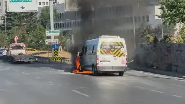 Üsküdar'da Seyir Halindeki Servis Minibüsü Yangın Çıktı
