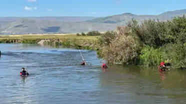 Ardahan'da Nehir Geçmeye Çalışırken Akıntıya Kapılan Çobanın Cansız Bedenine Ulaşıldı