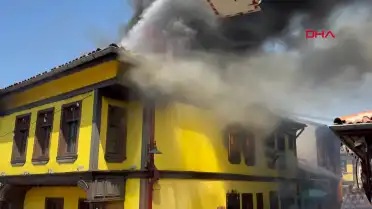 Eskişehir'de Tarihi Kafede Çıkan Yangında 9 Kişi Dumandan Etkilendi