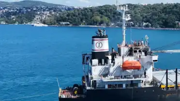 İHA Saldırısı Sonrası Hasar Gören 'New Victory' Gemisi İstanbul Boğazı'ndan Geçirildi