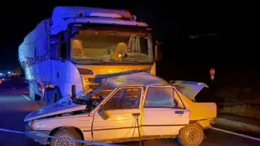 Kastamonu'da otomobil ile TIR'ın çarpıştığı kazada 2 kişi hayatını kaybetti