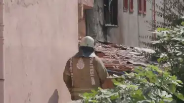 Küçükçekmece'de Yıkım Sırasında Ekskavatör Üzerine Devrilen Binada Operatör Yaralandı