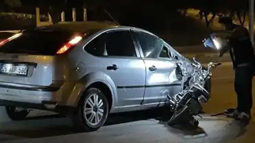 Motosiklet otomobille çarpıştı: 1 ölü, 1 ağır yaralı