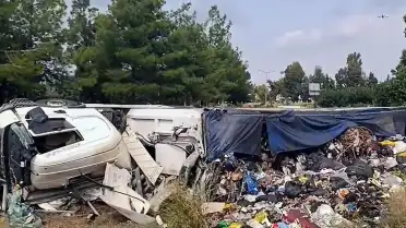 Adana'da Devrilen TIR'da Şoför Yaralandı