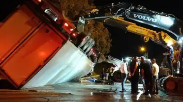 Antalya'da Tır Kazası: 2 Kadın Hayatını Kaybetti