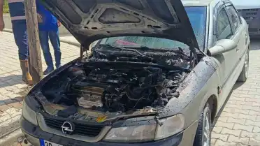 Bitlis Tatvan'da Park Halindeki Otomobil Motor Kısmından Alev Aldı