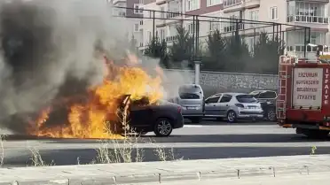 Erzurum'da Park Halindeki Otomobil Alev Aldı
