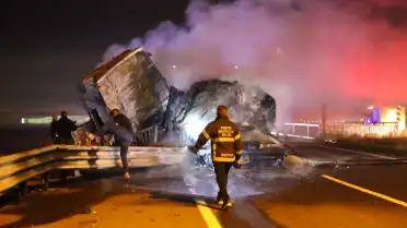Kars'ta Alev Alan Tır Kullanılamaz Hale Geldi: Sürücü Son Anda Kurtuldu
