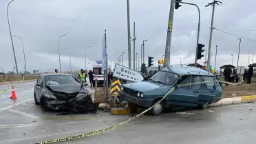 Kütahya'da Kavşakta Çarpışan Otomobillerde 2 Kişi Hayatını Kaybetti, 8 Yaralı