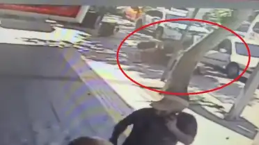 Motosikletin otomobilin açılan kapısına çarpması kamerada: 1 yaralı
