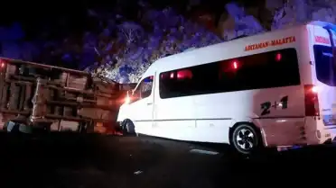 Şebinkarahisar'da Minibüs ve Kamyonetin Çarpışması: 23 Yaralı